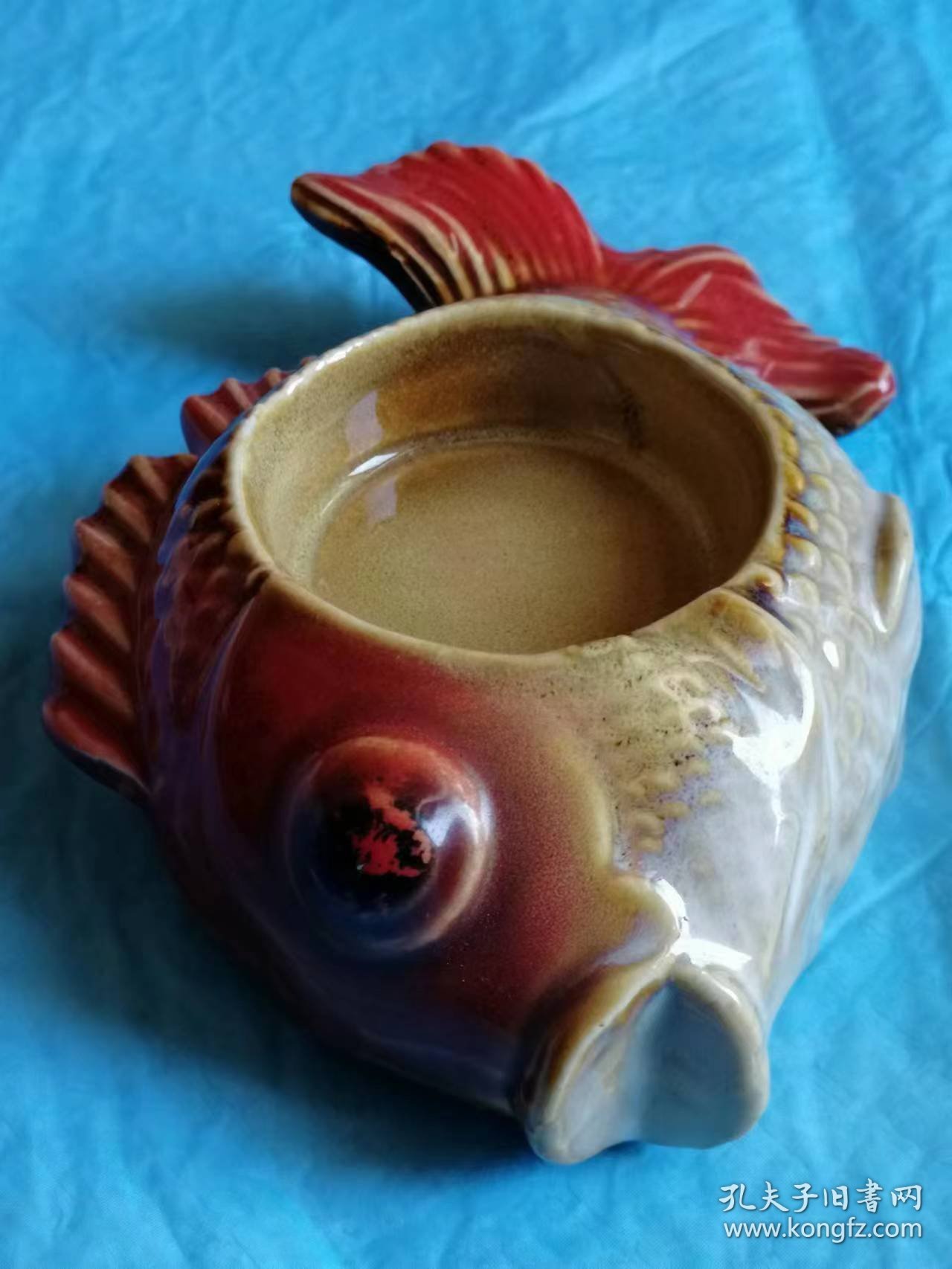 （打折处理，购百元再赠书）早期鱼型陶瓷器皿一件     造型逼真大气，颜色鲜艳美丽