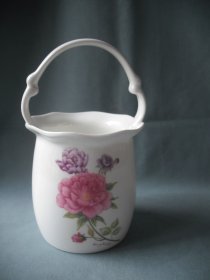精品骨瓷 精美花篮造型粉彩牡丹纹 白瓷笔筒/汤匙筒一个