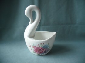 精品骨瓷 白瓷粉彩花卉纹饰 天鹅造型 笔洗/汤勺筒