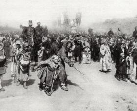 1894年照相凹版《库尔斯克省的宗教游行》（Procession im Kursker Gouvernement）-- 出自著名俄罗斯画家，伊里亚·列宾（Ilya Repin，1844–1930）作于1883的油画，藏于莫斯科特列季亚科夫画廊 --《库尔斯克省的宗教行列》是19世纪下半叶俄罗斯社会生活的画卷 -- 维也纳艺术画廊出版 -- 后附卡纸30*21厘米，版画纸张22.5*15厘米