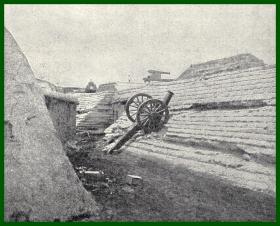 【G359】1903年书页照片《庚子事变：北京城墙上的清军火炮（北京保卫战）》（Ein von den Wallen Pekings herabgesturzter Vorderlader）-- 后附卡纸30*21厘米，照片尺寸11*9.5厘米