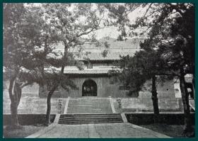 【中国浙江普陀山】1911年书页照片《海天佛国、普陀圣境：普陀山法雨寺--天王殿（弥勒殿）》（Halle der vier Himmelskonige）-- 法雨寺位于普陀山白华顶左、光熙峰下，是普陀山三大寺之一，建于明万历八年；天王殿是法雨寺第一重大殿，殿中供奉弥勒，故称弥勒殿 -- 由德国建筑师，恩斯特・柏石曼（Boerschmann）拍摄 -- 后附卡纸30*21厘米，照片15.5*12厘米