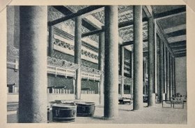 【G1177】1935年书页插图《北京雍和宫佛堂内部廊柱》（au milieu des colonnes）----- 后附卡纸尺寸30*21厘米