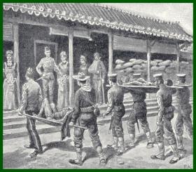 【清末中国】1903年书页照片《庚子事变：联军伤病被送至北京城内的英国医院（伦敦宣教会北京医院）》（Einbringen Verwundeter in des enlische Hospital zu Peking）-- 最早来北京行医的是伦敦宣教会传教士雒魏林，1862年创建了伦敦宣教会北京医院，这是北京第一家西医院 -- 后附卡纸30*21厘米，照片尺寸12*10.5厘米