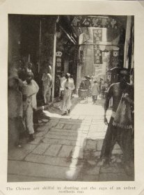 【G2149】1925年书页插图《中国上海，夏日街景》（The Chinese are skilful in shutting out the rays of an ardent southern sun）------后附卡纸尺寸30*21厘米