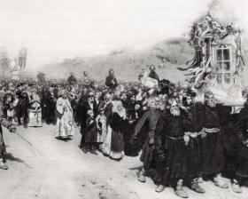 1894年照相凹版《库尔斯克省的宗教游行》（Procession im Kursker Gouvernement）-- 出自著名俄罗斯画家，伊里亚·列宾（Ilya Repin，1844–1930）作于1883的油画，藏于莫斯科特列季亚科夫画廊 --《库尔斯克省的宗教行列》是19世纪下半叶俄罗斯社会生活的画卷 -- 维也纳艺术画廊出版 -- 后附卡纸30*21厘米，版画纸张22.5*15厘米