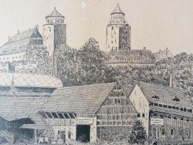 原创老木刻《风景画：穆尔德河河畔的艾林古堡，德国萨克森州》（Eilenburg，Blick auf des Schloss）-- 出自奥地利艺术家，Heinrich Krenes（1874—？）的原创作品 -- 艾林堡（Eilenburg）是位于德国东部，穆尔德河河畔的山区古镇，山顶建有中世纪的艾林古堡 -- 版画纸张35.5*29.5厘米