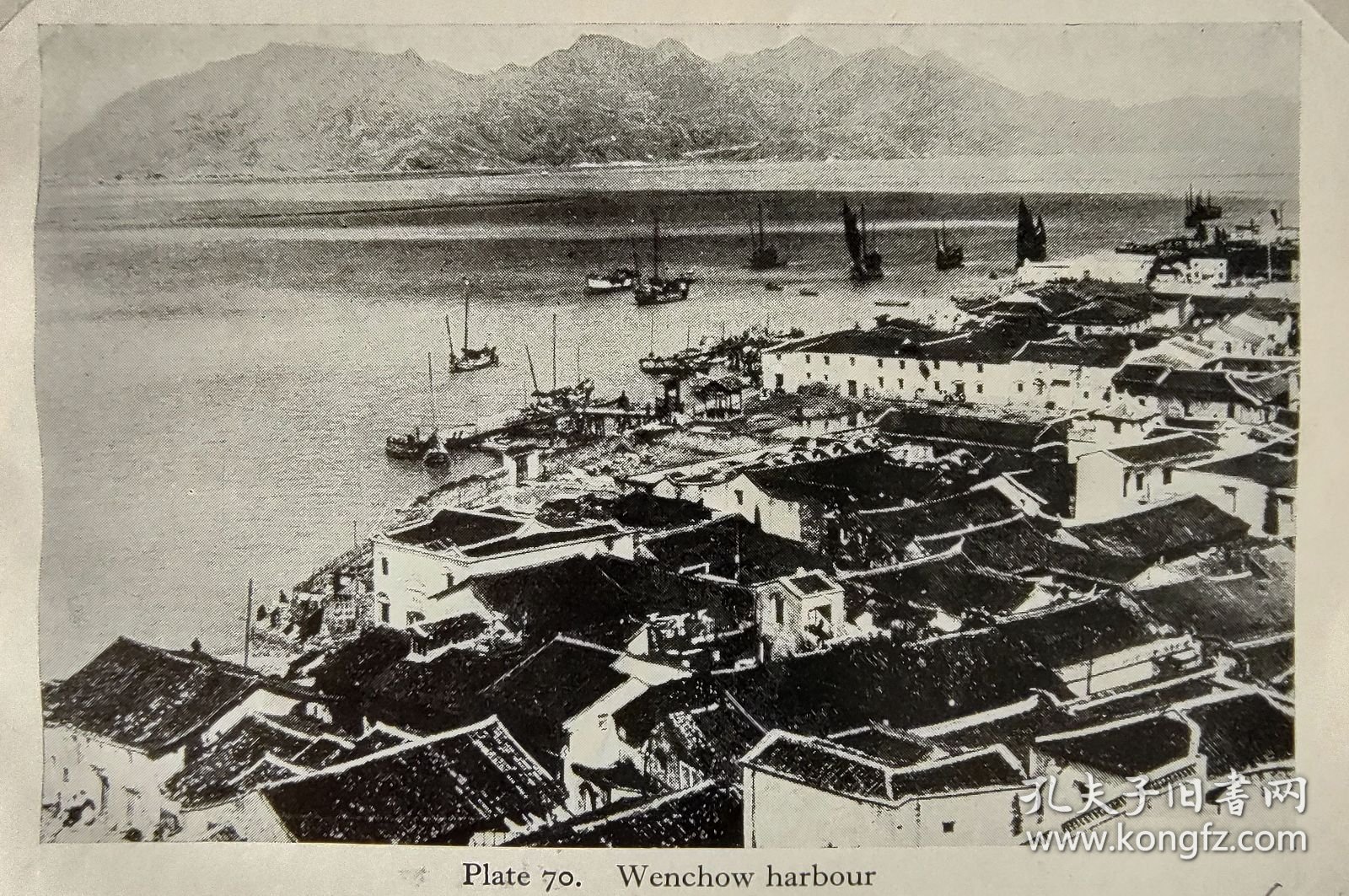 【G2983】1945年书页插图《中国浙江温州，温州港》（Wenchow harbour）----展现城东北郊外景象及瓯江上的浮码头-----后附卡纸30*21厘米