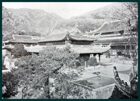 【中国浙江普陀山】1911年书页照片《海天佛国、普陀圣境：普陀山法雨寺--从钟鼓楼俯瞰法雨寺第二进院落（中间为玉佛殿）》（Blick vom Glockentrum auf Hof V）-- 法雨寺位于普陀山白华顶左，是普陀山三大寺之一，建于明万历八年；-- 由德国建筑师，恩斯特・柏石曼（Ernst Boerschmann ）拍摄 -- 后附卡纸30*21厘米，照片尺寸15.5*11.5厘米