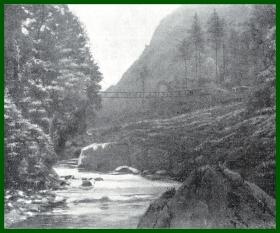 【中国游记】1901年书页插图（照片）《山谷、溪流与竹索桥，湖北宜昌附近》（Im Innern，Bambusbrucke）-- 《清末的中国》-- 后附卡纸30*21厘米，照片尺寸11*10厘米