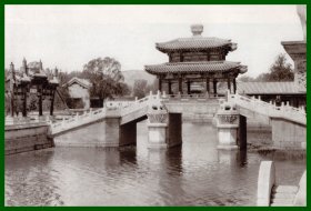 【中国北京-110】1928年书页照片图版《北京颐和园：荇桥》（Sommerpalast）--荇桥位于石舫西北侧，武圣祠岛与寄澜堂之间的河道上，该河道颐和园内称为"万字河"。荇桥以北为万字河北段，蜿蜒北行，直通"宿云檐"城关。荇桥以南可观望石舫，面临昆明湖盛景 -- 由著名德国/奥地利摄影家，海因茨·冯·佩克哈默（Heinz von Perckhammer）拍摄 -- 纸张尺寸30*22厘米