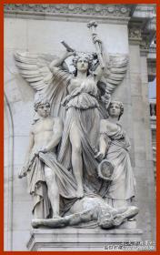 19世纪木刻版画《巴黎歌剧院著名雕塑：戏剧之神》（Der lyrische Drama，Gruppe von Perraud）-- 出自19世纪法国著名雕塑家，让·约瑟夫·佩罗（Jean Joseph Perraud，1819–1878）大理石雕塑作品 -- 该雕塑原为巴黎歌剧院外墙装饰雕塑 -- 后附卡纸30*21厘米，版画纸张16*11厘米