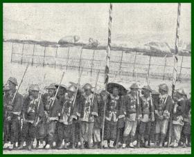 【G755】1903年书页照片《中国新军的军事训练课》（Gruppe chinesischer Soldaten）-- 后附卡纸30*21厘米，照片尺寸11*9.5厘米
