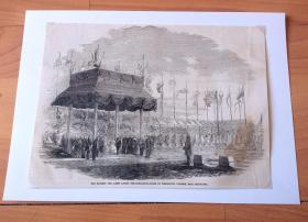 19世纪木刻版画《英国最著名贵族学校：惠灵顿公学的奠基仪式》（HER MAJESTY THE QUEEN LAYING THE FOUNDATION-STONE OF WELLINGTON COLLEGE）-- 惠灵顿公学建于1859年，是维多利亚女王为纪念大不列颠军事家惠灵顿公爵而命名，维多利亚女王于1856年亲自为学校奠基，以纪念惠灵顿公爵 -- 后附卡纸30*21厘米，版画纸张25*18厘米