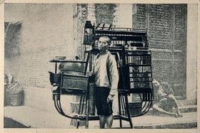 【G1114】1935年书页插图《老上海的肩挑小吃摊，俗称骆驼担》（annoncant son passage）-- 后附卡纸尺寸30*21厘米