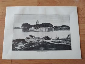 【G1935】】1907年书页图版《中国广州澳门炮台（亦称作车歪炮台）》（fort opposite，shamien）---珠江到了白鹅潭开始分为南北两个航道，车歪炮台正处于南航道上，遗址在今广州南石头附近龟岗岛上。始建于清嘉庆二十二年（1817年），该炮台在第一次鸦片战争中扼守珠江要道，在抵御英国军舰入侵广州中起到过战斗堡垒的作用，有“珠江咽喉”之称-- 图版纸张尺寸26.5*18.5厘米
