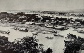 【G2619】1945年书页插图《中国福州,福州闽江》(foochow, Fukien)-----这幅上城区的景致展示了前景中的木筏以及闽江中的各式船舶-----后附卡纸30*21厘米