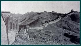 【全景中国】1926年书页照片《中国万里长城之北京八达岭南口长城，北京市昌平区》（Stora Muren，Nankoupasset，norr om Peking）-- 南口镇地处燕山山脉和华北平原交接处，南距北京德胜门38公里，北距八达岭长城18公里，因为是居庸关以南的出口，故名南口；此地一直是北出张家口，西往大同的交通要塞，历来是兵家必争之地 -- 后附卡纸30*21厘米，照片尺寸11*7厘米