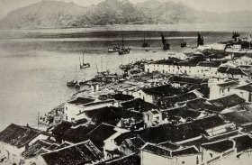 【G2983】1945年书页插图《中国浙江温州，温州港》（Wenchow harbour）----展现城东北郊外景象及瓯江上的浮码头-----后附卡纸30*21厘米