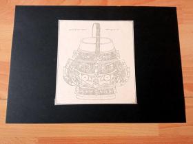 1900年书页木刻《中华文物：商代青铜器（公元前1766--公元前1154年），羊头手柄青铜盂（又称“羊首壶”）》（DYNASTIE DES CHANG）-- 《中国百科》-- 后附卡纸30*21厘米，版画纸张15*13.5厘米