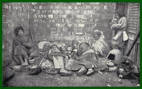 【G668】1903年书页照片《北京城墙下的贫民窟：乞丐与麻风病人》（Bettler und Aussatzige an den Mauern von Peking）-- 后附卡纸30*21厘米，照片尺寸12.5*8.5厘米