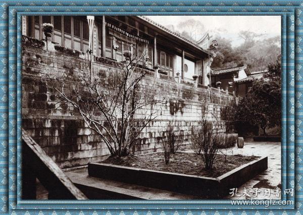 【环游中国-244】1926年书页照片图版《“闽刹之冠”：福州鼓山涌泉寺》（Fuchou，Ku shan，Yung tsuan sze）-- 福州鼓山涌泉寺位于海拔455米的鼓山山腰，始建于唐建中四年（公元783年），初名华严寺，后毁于唐武宗灭佛时期，五代后梁时重建，明朝永乐年间改名为涌泉寺 -- 选自《恩斯特・柏石曼的中国古建筑》-- 纸张尺寸31*23厘米