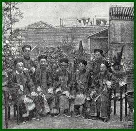 【清末中国】1903年书页照片《清朝衙门官员的合影照》（Ein Mandarin mit seinen Beamten）-- 根据照片前后文推断，该照是山东省的某位高级官员（Mandarin）与其幕僚的合影，具体人物有待考证 -- 德国出版 -- 后附卡纸30*21厘米，照片尺寸12*11.5厘米