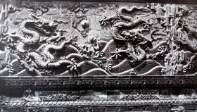 1921年书页照片《中国古代艺术瑰宝：北京北海九龙壁》（Bei Hai，Winerpalast，Mittelgruppe der Drachenmauer）-- 九龙壁，是影壁的一种，北海的九龙壁是最有特色的一座，两面有龙，升降各异，互不雷同。该壁建于乾隆二十一年(1756)，高5.96米，厚1.6米，长25.52米。两面有由琉璃砖烧制的红黄蓝白青绿紫七色蟠龙18条 -- 纸张尺寸28*22厘米