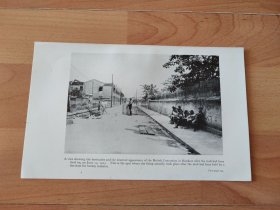 【G1323】1926年书页图版《1925年6月11日，汉口惨案发生地，街面上设置了路障》（a view showing the barricades and the deserted appearance of the british concession in hankow after the mob had been fired on）--图版纸张21.5*13.3厘米