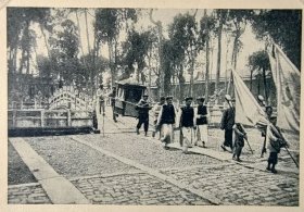 【G1073】1935年书页插图《北京紫禁城，官员坐轿进宫觐见皇上》（en chaise a porteurs）-- 后附卡纸尺寸30*21厘米