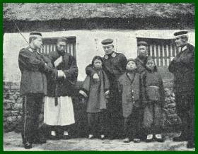【G778】1903年书页照片《1900年庚子事变珍贵影像：德国士兵与天津百姓的合影》（Deutsche Einquartierung in Tientsin）-- 后附卡纸30*21厘米，照片尺寸11*9厘米