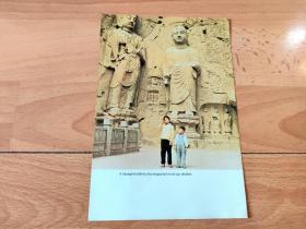 【中国内容】1975年书页插图（彩色照片）《洛阳龙门石窟等》（A lojangi buddhista barlangtemplomok egy reszlete）-- 《65年至75年的中国历史》，匈牙利文，反正面两幅 -- 照片尺寸20*13.5厘米