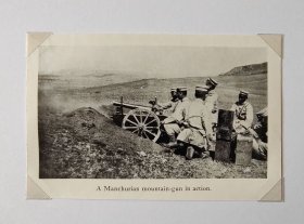 【G1310】1926年书页插图《奉系军阀张作霖部队在使用山炮作战》（a manchurian mountain-gun in action）----后附卡纸30*21厘米