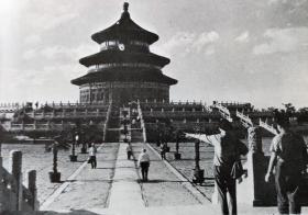 【中国内容】1975年书页插图（照片）《1. 北京天坛--祈年殿；2. 北京天安门广场与人民大会堂》（Tientan，az Eg Temploma，Peking）-- 《65年至75年的中国历史》，匈牙利文，反正面三幅 -- 照片尺寸20*13.5厘米