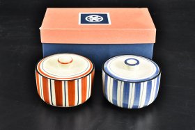 （PA4759）日本橘吉制《陶瓷夫妻餐皿》原盒两件全 未使用 设计精美 底部有款 直径：10cm 高：6.5cm 1752年橘吉创建于江户时代的京都，260多年来一直深受各界人士喜爱， 已成为日本首屈一指的日式餐具名品。