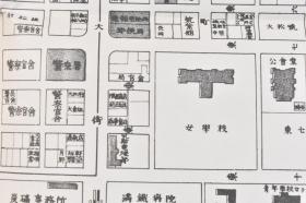 （戊7751）史料《抚顺市街地图》原封 二战后复制版 单色单面老地图1张 地图时间为1937年版满洲社发行 谦光社资料部后期复制 抚顺站 警察署 警察官舍 女学校 筑紫馆 满铁病院 炭矿事务所 中央广场 青年学校女子部等内容 1980年复刻 地图尺寸79*54.6CM