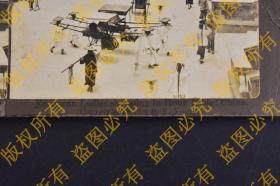 （戊9958）史料《香港老照片》黑白立体照片1张 清代立体照片 欧洲妇女在香港购物 拍摄地点为香港 行人 黄包车 抬轿 建筑 纸板后多国文字简介 HONG KONG CHINA 照片尺寸：15.2*8.2CM
