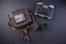 （己4669）日本购回 日本产《FUJICA-6 富士卡古董相机》原盒原包折叠相机1台 TOWA黄滤色镜1件 富士卡 SUPER FUJICA-6 NO.855470 皮腔相机，是50年代日系最好的皮腔相机之一，相机整体保存完整，120中画幅  手动设置 皮腔较完整、快门正常 镜头 FILM CO.767252 FUJINAR 1:3.5 f=75cm 相机尺寸：14*11*6cm。