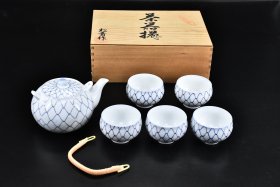 （PA4727）《日本有田烧陶瓷茶器》原盒一套六件全 样式精美 背面“松青作”款 茶壶含嘴长：15.5cm 高：8.5cm 茶碗：7.3*5.5cm 有田烧是日本佐贺县有田町为中心出的瓷器。因为通过伊万里港输出也被称为“伊万里烧”。