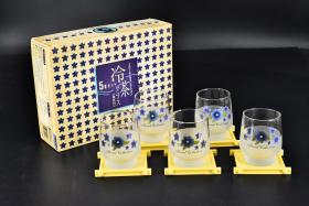 （PA2726）日本购回《冷茶器玻璃茶具》原盒十件全 包括：玻璃茶杯、树脂杯托各五件 设计精美 中国制 茶杯直径：6.2cm 高：8.5cm 杯托尺寸：7.6*7.9*1cm 不要在微波炉、烤箱中使用 本产品不是耐热玻璃 不要放热水。