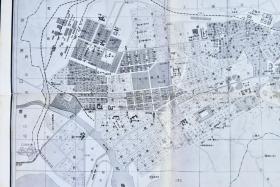 （戊6433）史料《大连市全图》复刻版 原护封黑白单面1张 附旅顺战绩地图 附旅大游览案内一张  星ケ浦海水浴场（星海公园）大连大广场等老照片插图 大连站 大广场附近 大连港 老虎滩湾等地标注 旅顺要塞司令部检阅济 1938年版复制  谦光社资料部 尺寸：76*53.8cm