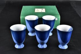 （PA3299）《日本传统工艺陶瓷器》泛用杯原盒一套五件全 未使用 设计精美 单件尺寸：7.4*7.4*10cm 日本陶瓷器的发展自应永年到昭和共经历了500多年的历史，烧瓷行业在不断地发展，技术也在不断地进步，有的已经达到了很高的水平。