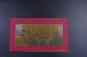 （己9166）筱山纪信《丝绸之路关系地图》铜版地图1幅 集英社 画心尺寸 25*11.6CM 创作于1980年代的《筱山纪信的丝绸之路》。该系列作品以筱山纪信在东大寺二月堂欣赏到的松明烟花为起点，记录了他行走韩国、中国、巴基斯坦、阿富汗、伊朗、叙利亚、埃及、意大利等14个国家的见闻，并以梵蒂冈作为旅途的终点。
