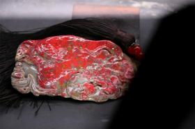 巨重276克！我刚才翻了一下我们在2021年的昌化鸡血结拍纪录，上拍106件，除了个别因描述错误或图片拍摄效果不理想流拍外，以上流拍的也经二次上拍而全部成交，成交率几近100%，这说明全国石友对本店的昌鸡认可程度是非常高的！也同时说明全国市场上咱这些重器鸡血绝对是一股清流：绝对是目前全国市场上成交昌鸡中性价比最高的一批宝贝！咱今晚这件远超半斤多重！本是打算为前几天春节准备的重器拍品！今晚超低起拍！