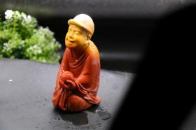 巨重531克！老寿山石作品：胸有成竹！1、我一开始没明白这个摆件作品的寓意，哪来的成竹，研究了半天才明白：原来这是取了珠的谐音，中国文化源远流长！看这位人物的神态：泰若安然！绝对是心中有数、十拿九稳、 从容不迫 的神态！他时时提醒您：不管什么时候，一定要保持冷静、保持自信，绝不可慌张与毛糙！镇定！2、石料俏色极好，正好用这黄俏色巧雕人物头部，红黄分布分明，非常好！