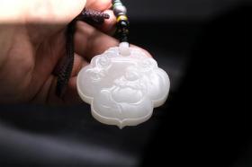 国检中心的证书！永远支持复检！超低拍！咱的拍照技术拍的不好，但遮不住老和田白玉的光彩！您在杂志和图录上看到的和田白玉其实和我们这件是一样的，只不过人家拍照技术至少是我们100倍以上！这是一件和田白玉大挂件：百岁长命锁！特别提示您：是送给女娃、媳妇和女长辈的！因为正面是佛祖，反面是莲花托葵花！这是过去老工匠老手艺！非常讲究！另外提示您，这是一大长命锁！不是迷你型的，是满工够大的上等和田白玉，白脂玉！