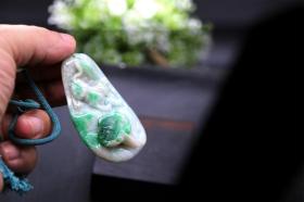 至少是一件60年以前的老缅甸翡翠A货手把件：福寿双全！这是为虎年准备的好礼！老浓翠、下山虎（下山虎是发财虎，上山虎是升官虎）和高寿灵芝！起拍价连零头钱的零头钱都远不到！
