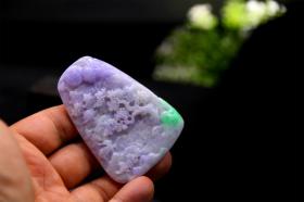 如此紫绿，现在已经非常罕见！罕见至极！现在市场上能看到比它紫的，很多一定是B货或C货！1、咱今晚这件作品很有看点，作品名称：紫气东来！紫气已经上来了，用余光已经开始照耀全山，山上通体已经泛起紫色！2、至少是30年以前创作的！质地也是超一流！冰种！是满雕工，通体雕工满了，已经插不进去任意一刀，这是不计成本的巨大雕工！3、属猴、兔、龙、虎、羊、猪、鸡、狗等都需要这种所谓的“靠山”来帮衬：后有靠山！
