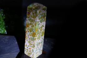 巨重565克！高度15厘米！这块云南花坑冻的玻璃绿冻分布非常均匀！冻体多，还带有类似铜锈黄的俏色，让这块大家伙更有金石味道！这个石种现在来说至少已经绝产16年以上，市场上还能见到几十克大小的这个石种，象今晚这么大的，一定是见不到了，这在过去是当作胚料来收存的！另外还得再说一下：对于9年老店的信任，请不用怀疑有托，真正想做长期老店是不会拿自己信用忽悠顾客的，这不亚于店铺自杀，本店永不用托，托一罚十！