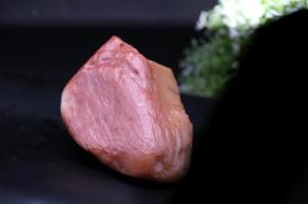 至少是30年以前的老寿山红芙蓉原石！这是红芙蓉石中的醉芙蓉石品种，因为它的色彩又像鲜肉的色彩，被寿山石石农形象的称为鲜肉芙蓉！这是一块纯芙蓉冻，没有有任何杂质，拍到后，请请继续收藏！将来会越来越值钱！能雕一个大手把件！或者锯一个大章！